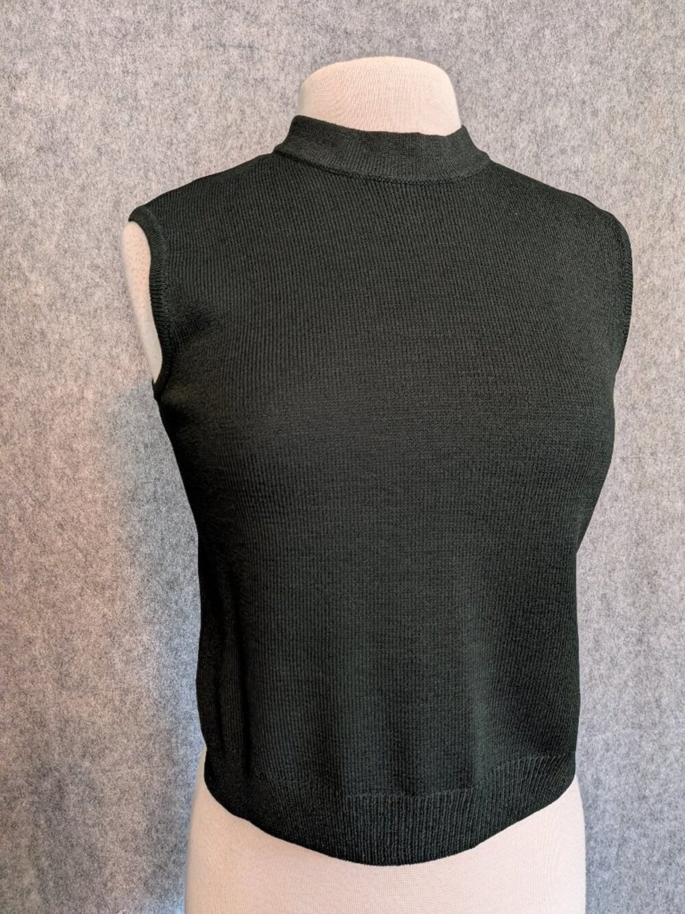 St. John Collection Shell Top Hunter Green Santana Knit Sleeveless Sz P (4-6)